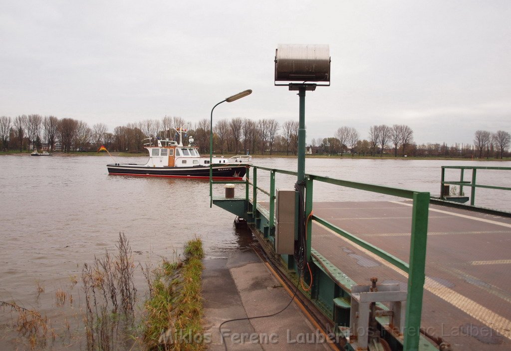 PKW Suche im Rhein Hitdorfer Rheinfaehre P59.JPG